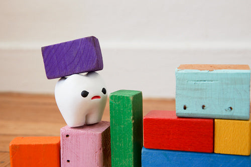 My Milk Toof - Little tooth plays with colourful building blocks